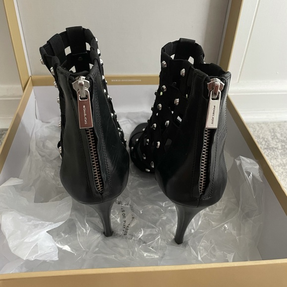 MICHAEL KORS- Sherry open toe black leather heels. Size 9 - Picture 4 of 8